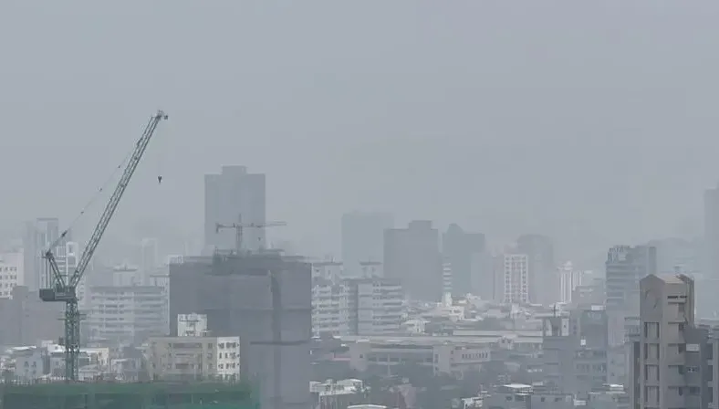 影/天空霧茫茫！高雄10區空品亮紅燈　環保局啟動應變