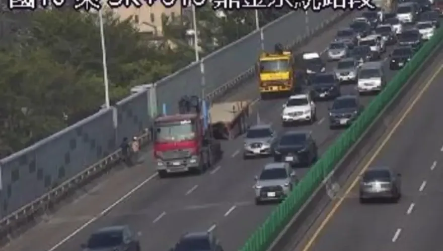 影/國10驚悚車禍！拖板車鼎金段「首身分離」  傷亡不明