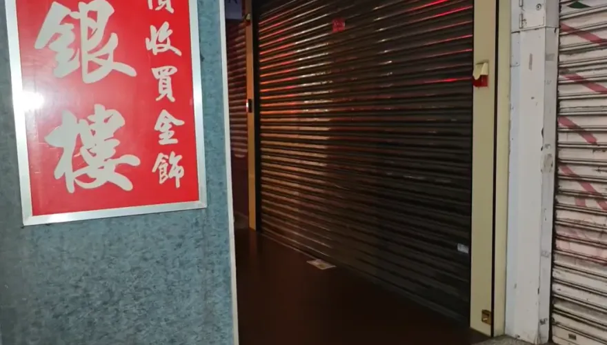 桃園市鬧區爆銀樓搶案！男子奪數條金項鍊逃逸