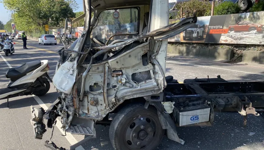 板橋大貨車備胎掉落輾過失控　衝對向撞2車釀2傷