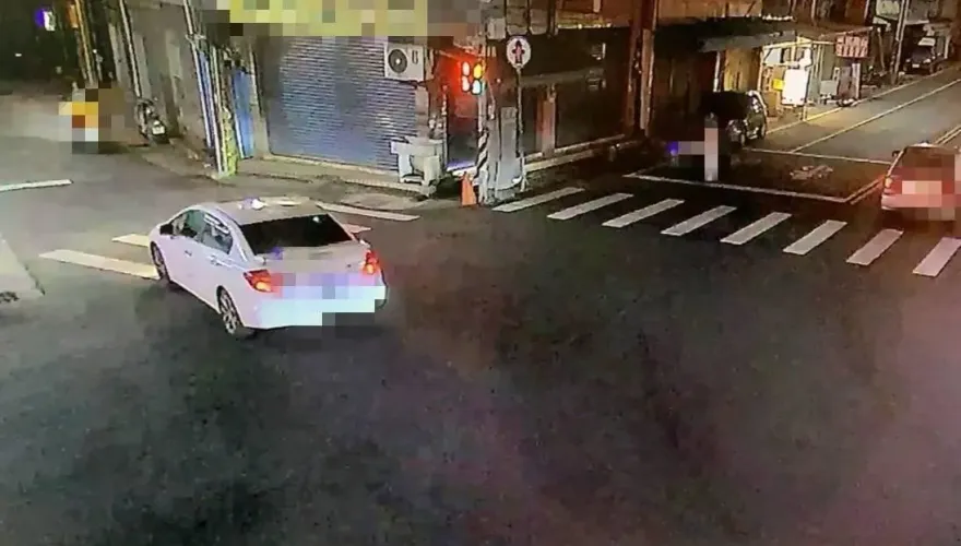影/台中男拒攔檢！駕自小客撞警釀傷　警機密資料險外洩