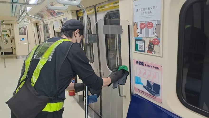 北捷車廂為何如此乾淨？官方曬「深夜背影照」解答了