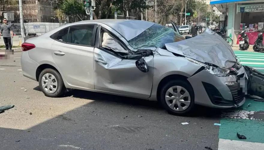 影/新竹市驚悚連環撞！轎車猛翻躺路中　老婦遭撞噴飛命危