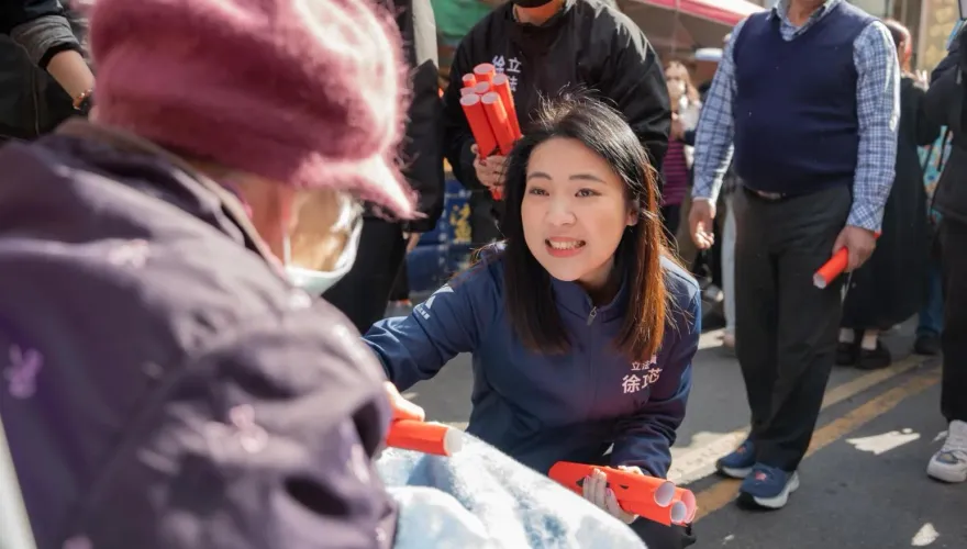 影/民進黨罷免徐巧芯將輸到脫褲？最新街訪松信選民一面倒炸鍋了
