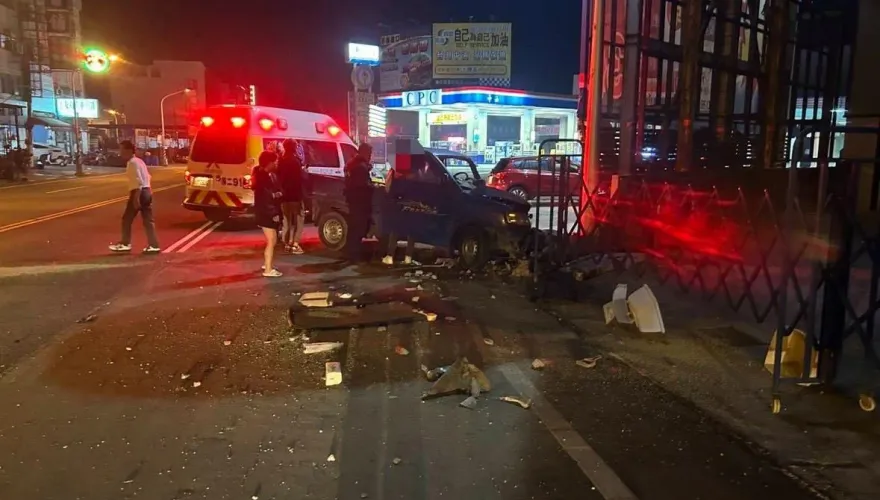 影/打瞌睡？屏東小貨車撞對向護欄「車頭搗爛」　主視角曝光