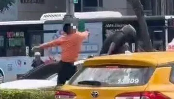 影/板橋車站對面「持械衝突」！人夫遭89猴尻到滿頭血