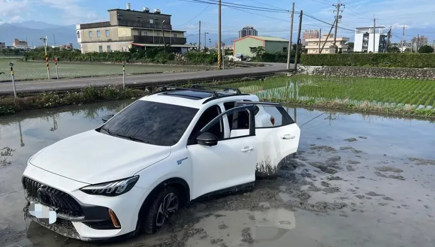 影/才8天！宜蘭又發生墜田車禍「白車停好」　LEXUS車頭全毀