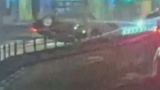 影/運將你累了嗎？通化夜市前多元計程車　猛撞分隔島翻車