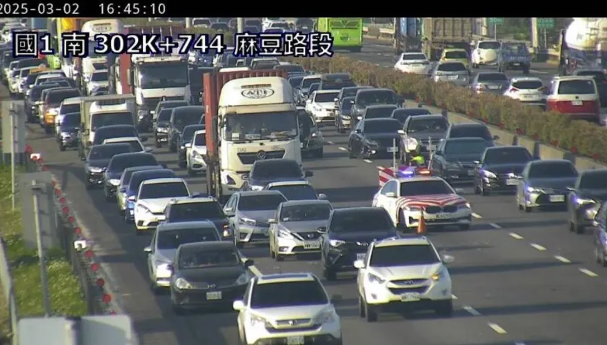 收假災難！國1南向麻豆段「3車追撞」紫爆5公里　時速剩14