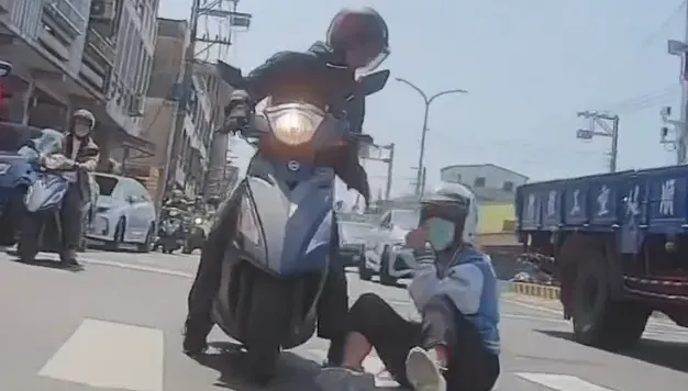 影/摔到分手？高雄男狂催油門未察女友摔落　阿伯狂追500m喊：你朋友掉了