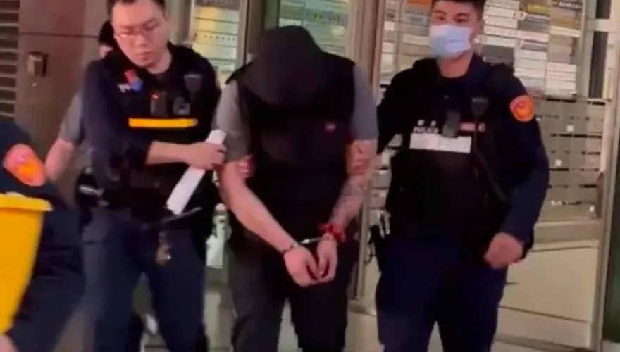 影/永和街頭槍響！賓士車拒檢衝撞警方「被開2槍」駕駛竟是通緝犯