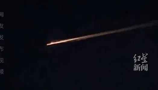影/不明物體拖「火尾」劃破黑龍江夜空　畫面曝惹猜疑