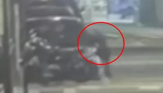 影/求職不順！失業男台大旁「骨牌式」推倒車　釀11車受損