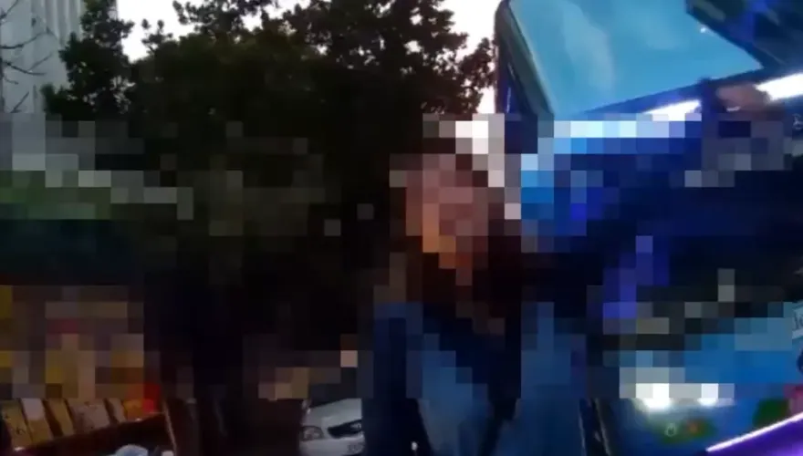 影/台南馬拉松交管　遊覽車小姐嗆警：抓我去關啊！擋三小