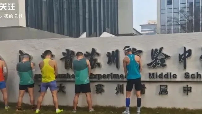 憋不住？陸馬拉松跑者在學校前「站一排尿尿」　遭譙沒品
