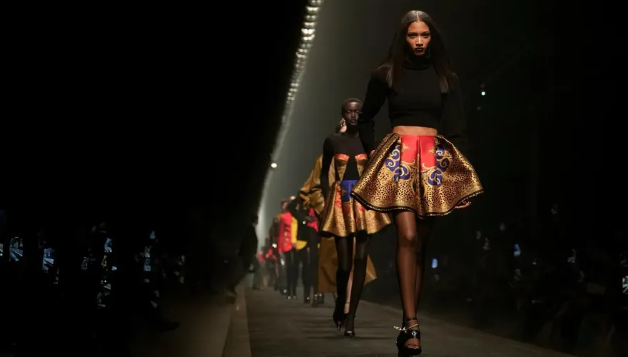 高級精品版圖重組！Prada擬5百億收購Versace　最快本月定案