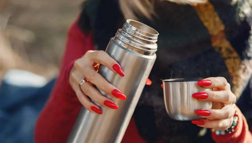 影/好狠的心！忌妒同事升職　巴西惡女竟在她「保溫杯內」下毒