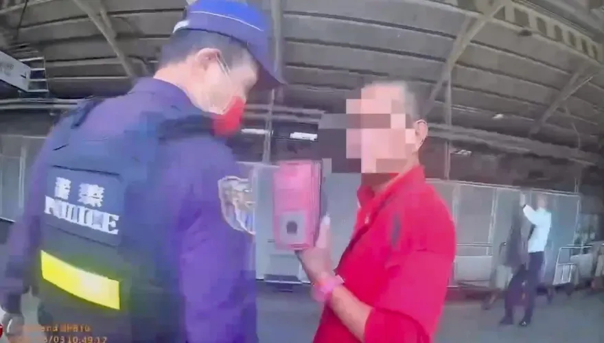 影/超失控！醉漢台鐵列車上咆哮反鎖躲廁所　被請下車又暴走