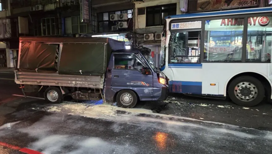 影/新北嚴重車禍！公車正面對撞貨車　1駕駛受困2人送醫