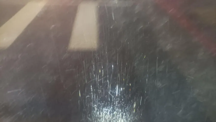 您的外送員正被冰雹蹂躪！　他遭砸喊逃命要緊：打到手會痛