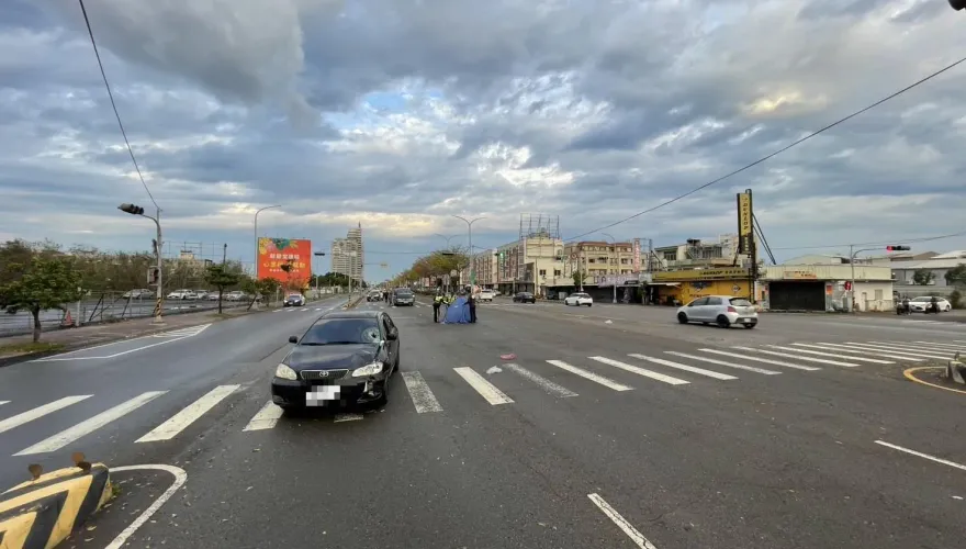影/撞擊瞬間逆轉案情？台中婦違規穿越馬路遭撞飛　頭顱爆裂死亡