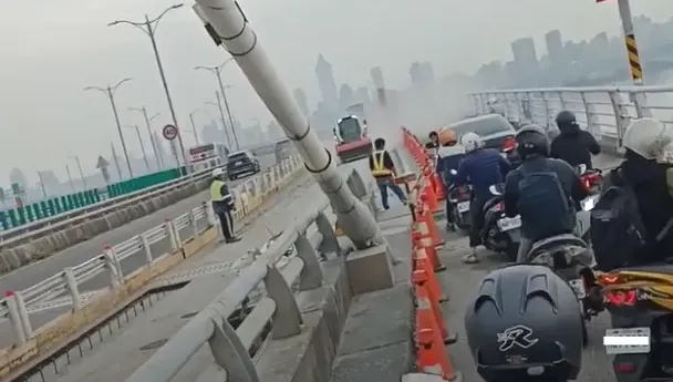 騎士氣炸！四輪大爺誤闖機車道　遇施工「卡住」尷尬了