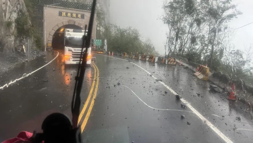 影/豪雨釀災！台9線崇德段爆雙向土石崩落　1小時清除完畢