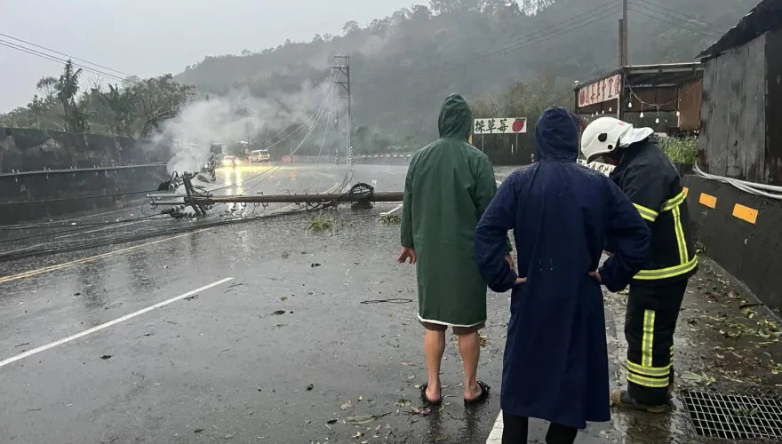 苗栗午後暴雨狂風！台三線弘法禪院電桿倒塌