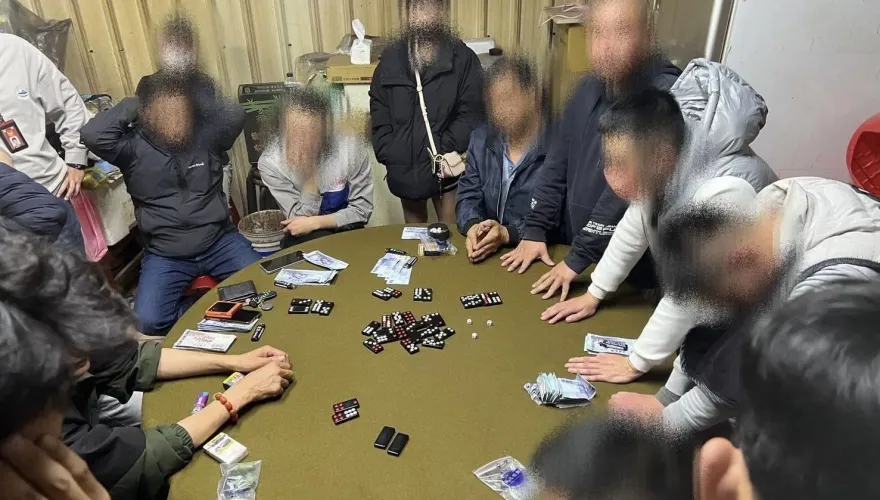 影/看不下去！賭到孩子學費繳不出來　友人舉報警破賭場逮19人
