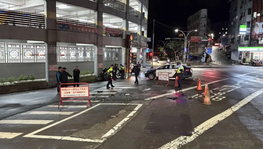 淡水死亡車禍！25歲騎士碰撞左轉小貨車噴飛　送醫不治