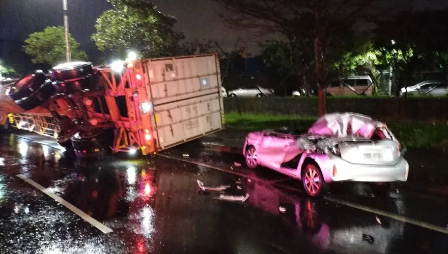 基隆驚悚車禍！貨櫃車不明原因翻覆　5車遭輾壓淪肉餅