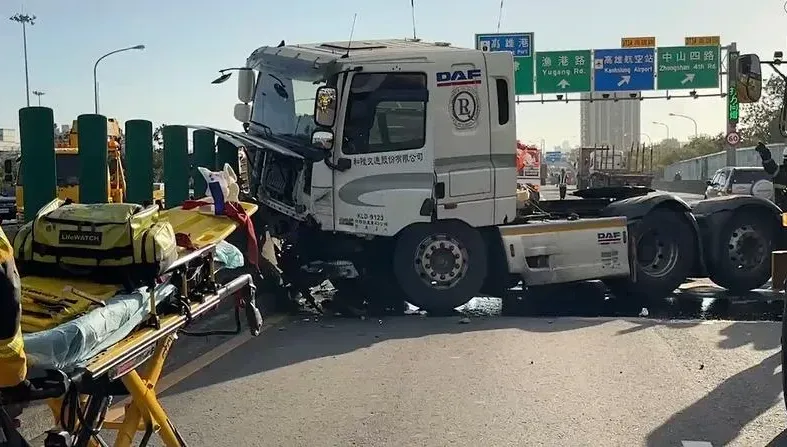 撞擊瞬間曝！國1聯結車撞分隔島激揚塵　車頭分離釀1死