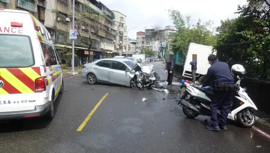 撞擊瞬間曝！新北小客車猛衝對向貨車　2車「下巴全毀」