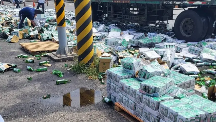 影/滿車台啤未綁緊！高雄中油旁驚現「藍色啤酒海」