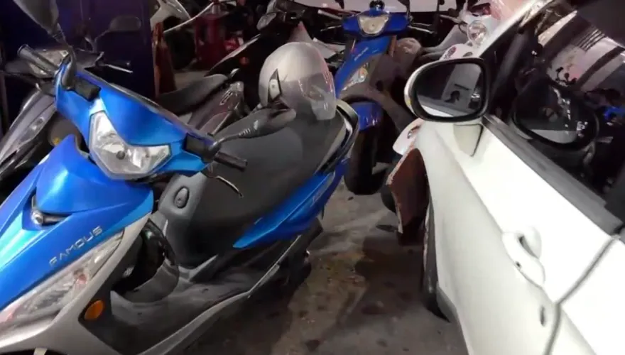 影/高雄重大車禍！轎車逆向衝撞至少10輛機車　8人肢體擦傷