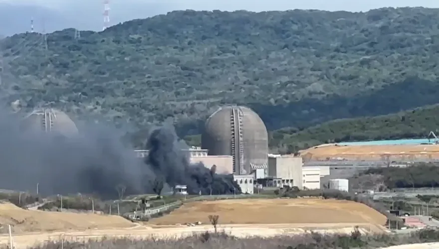 屏東核三廠冷卻水塔起火！駭人黑煙狂竄　驚悚畫面曝光
