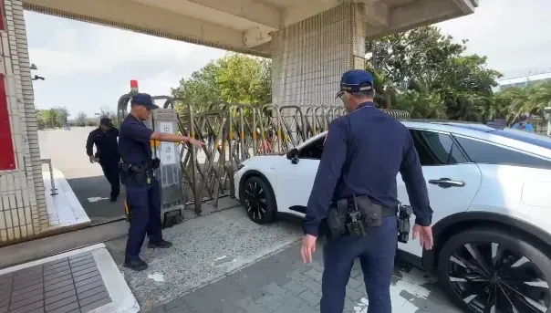 未通報居民疏散！火爆主席駕車「撞核三廠大門」　警拔槍了