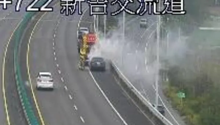 國8驚悚火燒車！「引擎蓋濃煙狂竄」傷亡不明
