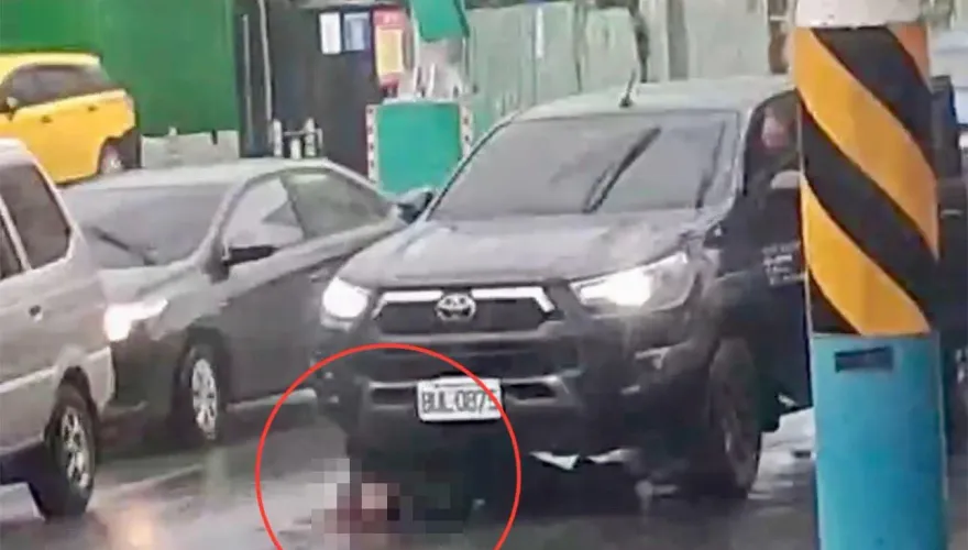 影/直擊行人地獄！妙齡女遭皮卡撞倒卡車底　頭部險遭輾過