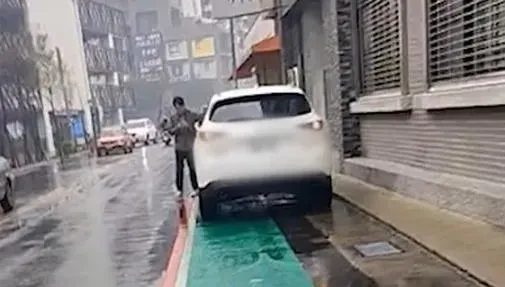 影/違停人行道被拍！駕駛不滿狂按喇叭　擦撞嬰兒車逃逸
