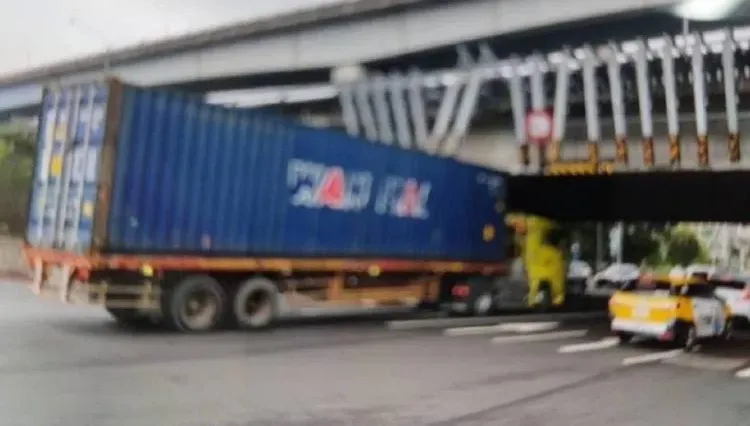 影/轟！北市內湖貨櫃車未注意限高　車頭過了貨櫃卡國道橋墩