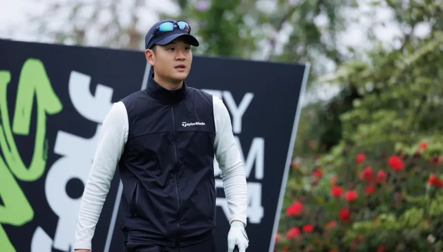 圓夢！周興哲與Jon Rahm打高爾夫球　眼冒愛心化身小迷弟