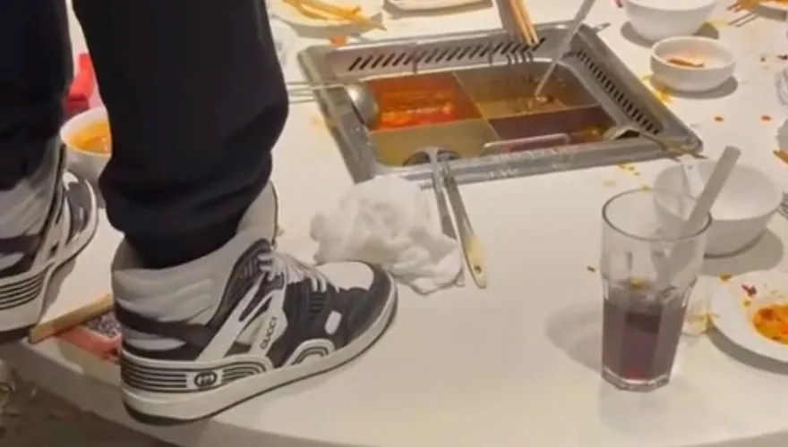 好貴一泡尿！陸海底撈「小便門」一審出爐　2少年判賠936萬