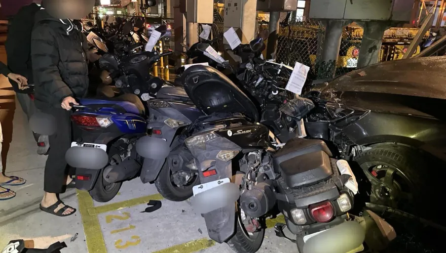 影/少年無照偷開車！夜遊連撞17機車　家屬：沒錢賠請提告