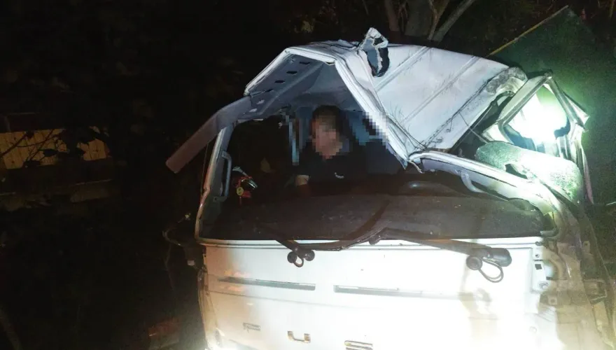 國1員林段3車追撞！小貨車翻覆音響器材散落　大貨車再撞釀2傷