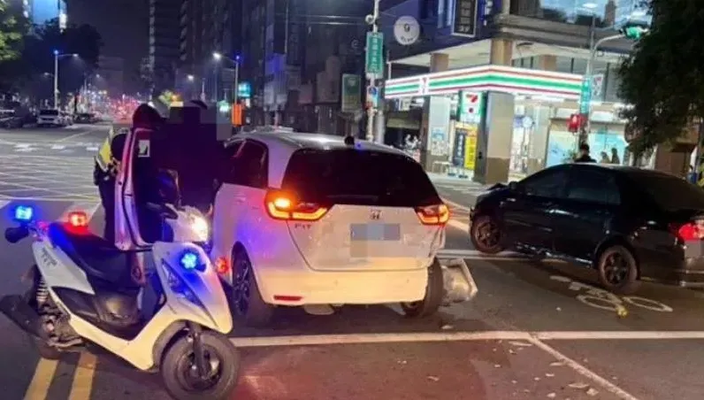 高雄男撞飛等紅燈女騎士再波及多車　車內搜出一堆毒