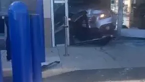 影/疑與店員起爭執　洛杉磯男子駕車衝撞二手車行釀8傷