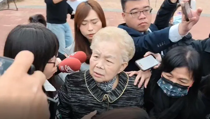 柯媽抵達柯爸告別式會場　被問到柯文哲哽咽了