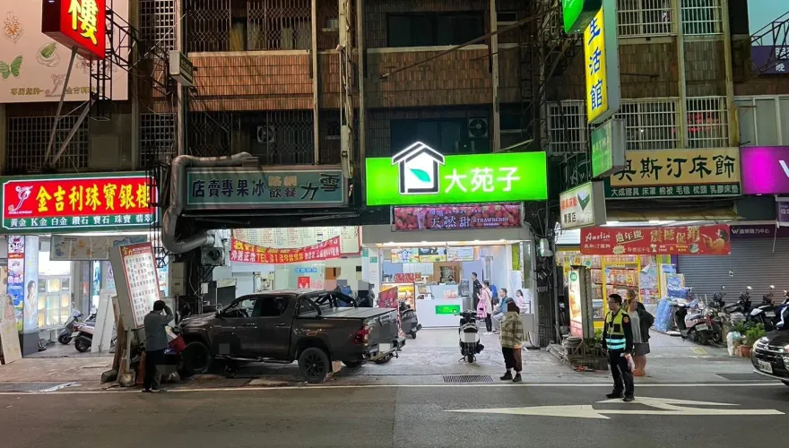 影/身體不適開進騎樓！台南皮卡衝撞2店面9機車　慘狀曝光