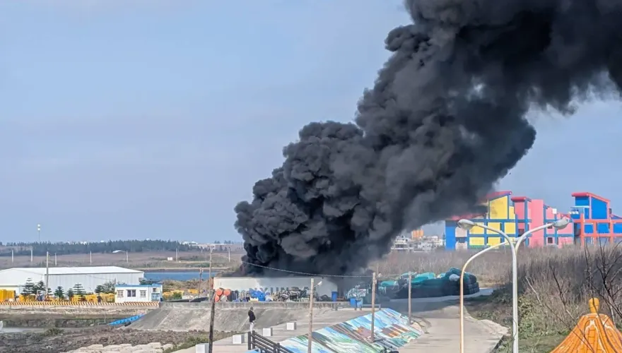 影/馬公養殖公司貨櫃屋爆大火　駭人黑龍捲竄天